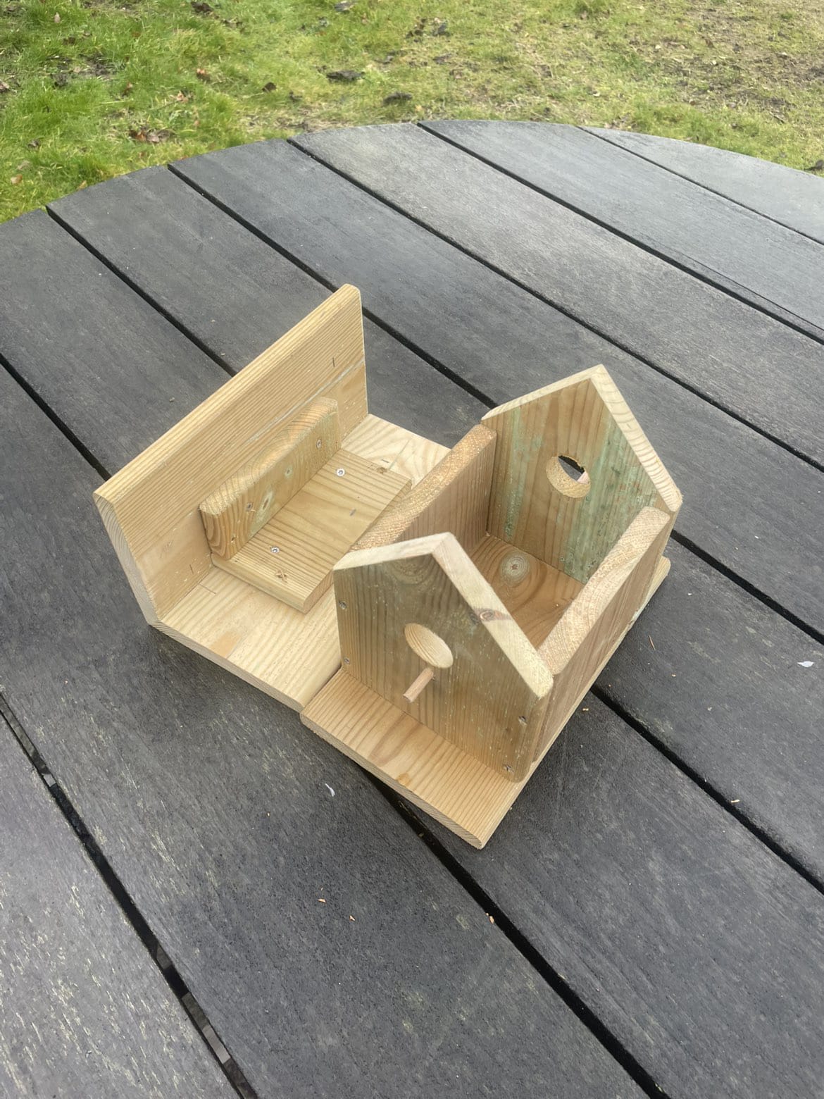 Houttan twee-onder-één-kap vogelhuis