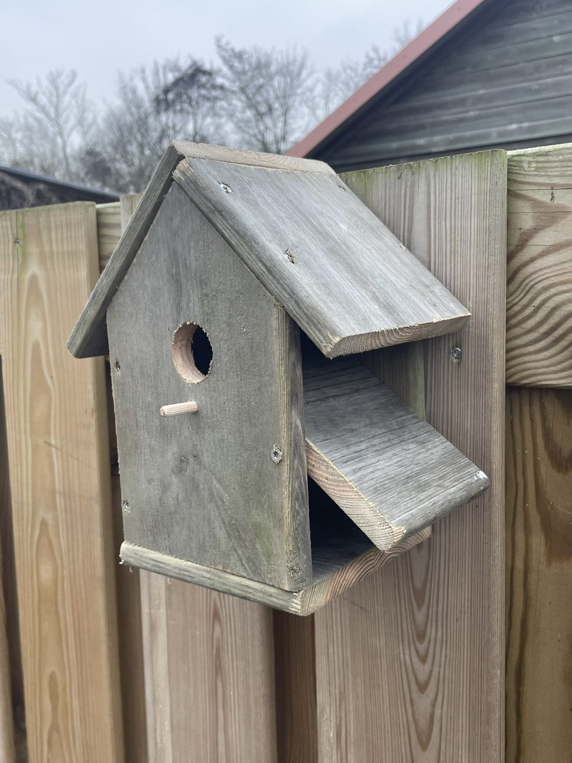 Houttan vogelhuis van gerecycled grenen