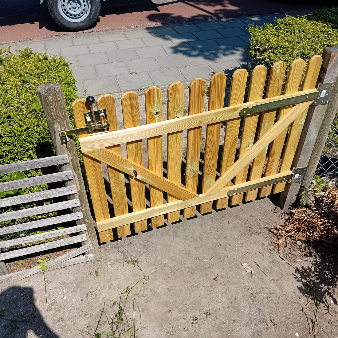 Klassieke houten tuinpoort in Ouddorp