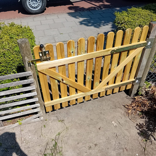 Klassieke houten tuinpoort in Ouddorp
