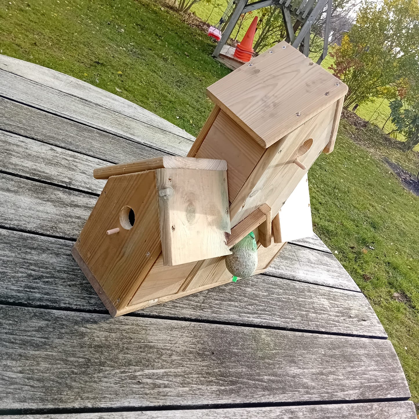Houttan Vogelvilla XL – Drie Nestkastjes met Centrale Voerplek