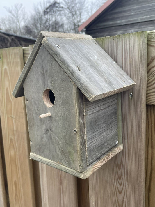 Houttan vogelhuis van gerecycled grenen